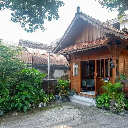 Hotel Reddoorz Syariah Near Plengkung Gading 2